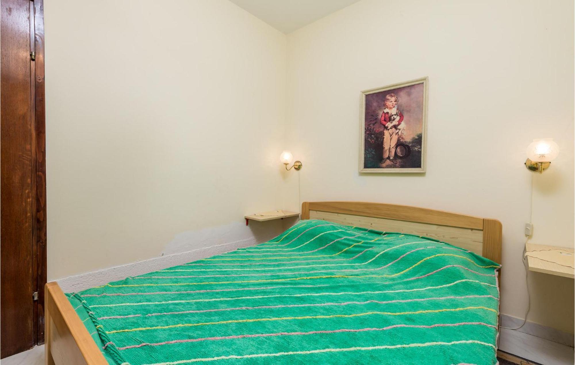 2 Bedroom Nice Apartment In Jablanac Esterno foto