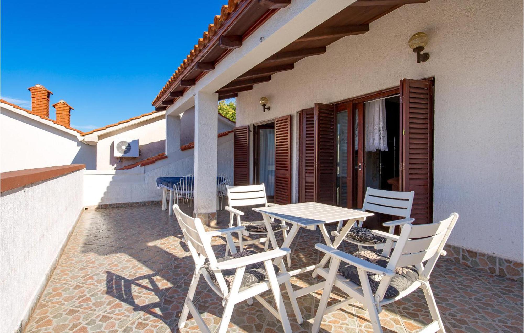 2 Bedroom Nice Apartment In Jablanac Esterno foto
